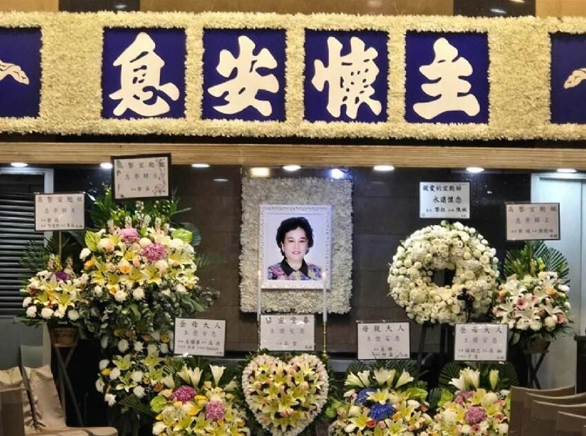 一路走好!香港知名演員舉行設靈儀式,撞上颱風天氣遺體提前火化,古天樂張柏芝等眾星含淚送花牌