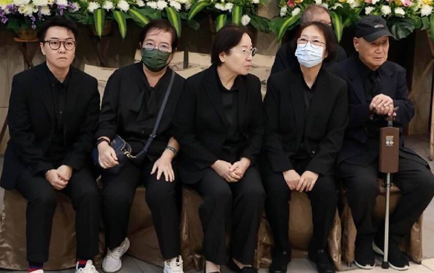 一路走好!香港知名演員舉行設靈儀式,撞上颱風天氣遺體提前火化,古天樂張柏芝等眾星含淚送花牌