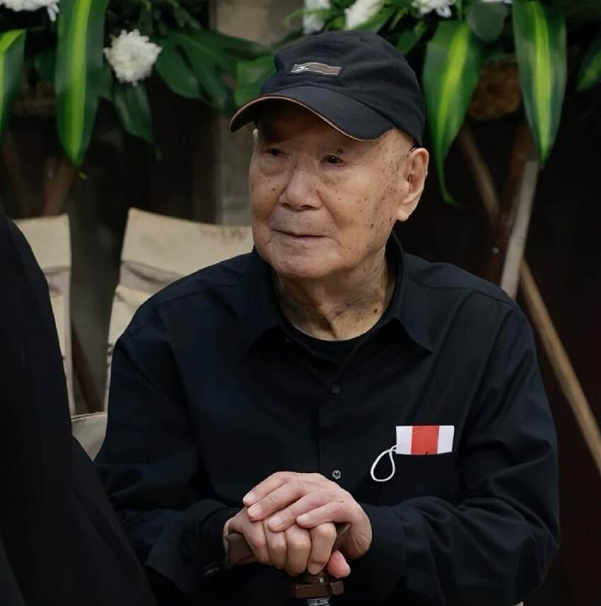 一路走好!香港知名演員舉行設靈儀式,撞上颱風天氣遺體提前火化,古天樂張柏芝等眾星含淚送花牌