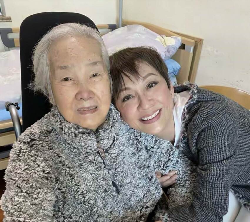 一路走好!香港知名演員舉行設靈儀式,撞上颱風天氣遺體提前火化,古天樂張柏芝等眾星含淚送花牌