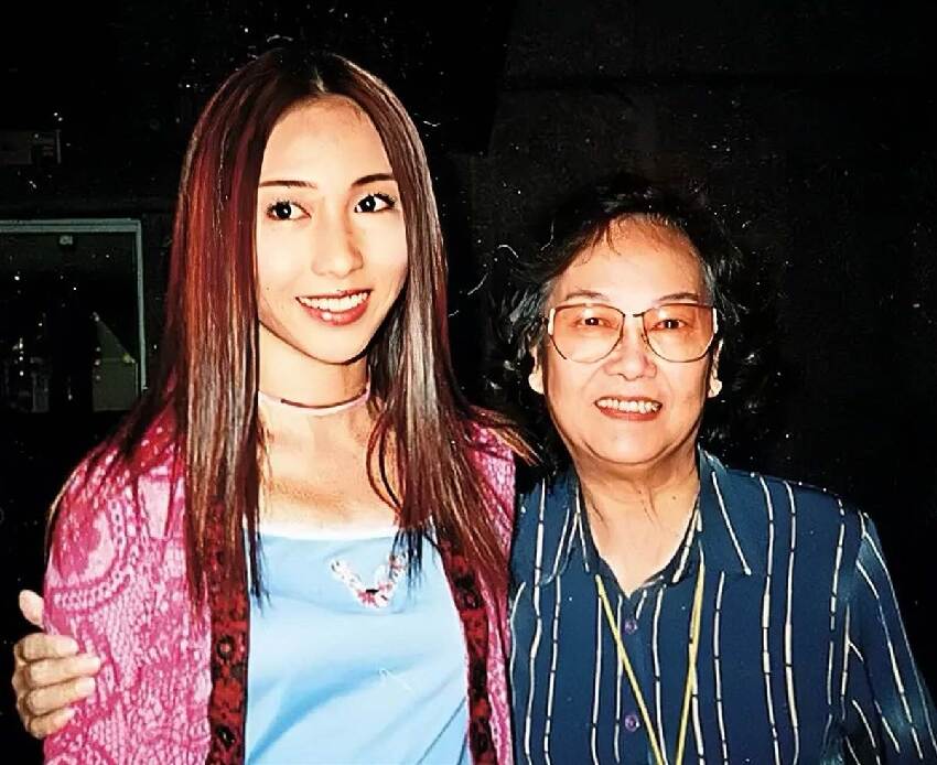 一路走好!香港知名演員舉行設靈儀式,撞上颱風天氣遺體提前火化,古天樂張柏芝等眾星含淚送花牌