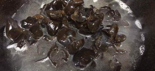 木耳切記不要用清水洗等於吃蟲卵,酒店大廚教我一招髒東西全跑光~