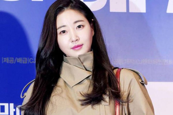 她被稱為性感女神，靠出演三級戲一脫而紅，如今41歲仍像20歲被贊凍齡女神！