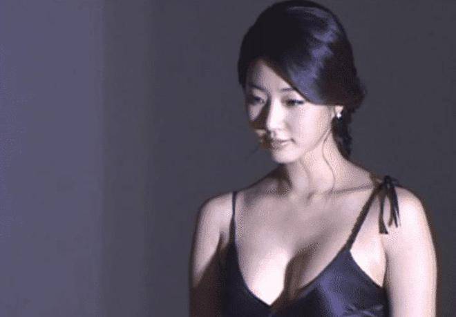 她被稱為性感女神，靠出演三級戲一脫而紅，如今41歲仍像20歲被贊凍齡女神！