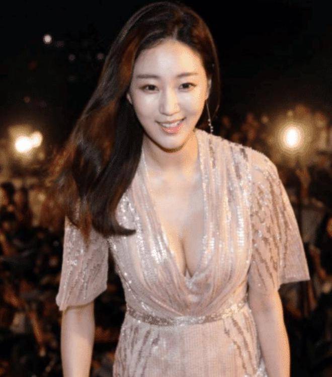 她被稱為性感女神，靠出演三級戲一脫而紅，如今41歲仍像20歲被贊凍齡女神！