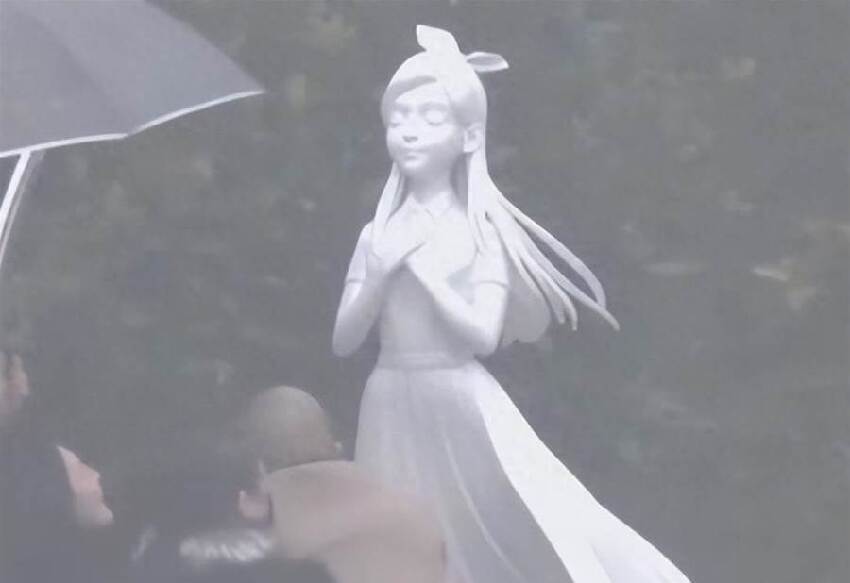 演都不演了！大s忌日現場揭幕雕像不到24小時，「噁心」一幕發生了