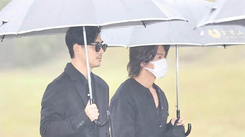 演都不演了！大s忌日現場揭幕雕像不到24小時，「噁心」一幕發生了