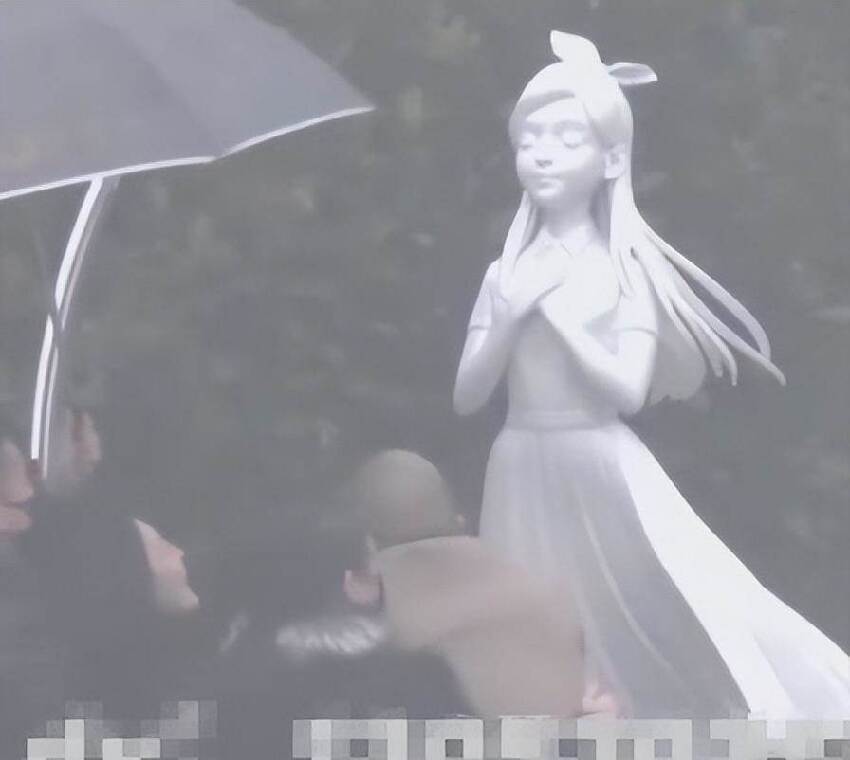 演都不演了！大s忌日現場揭幕雕像不到24小時，「噁心」一幕發生了