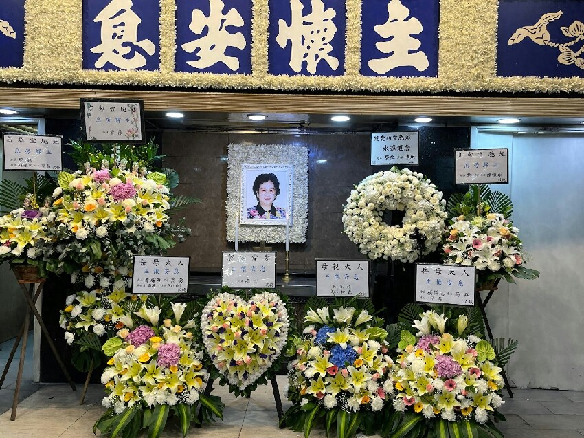 黎宣喪禮，黎姿和癱瘓弟弟現身送別姑媽，與表姐相擁而泣心情悲痛