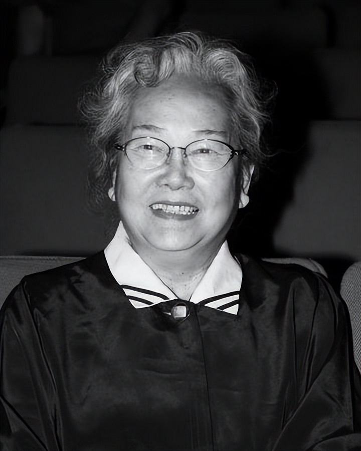 黎宣喪禮，黎姿和癱瘓弟弟現身送別姑媽，與表姐相擁而泣心情悲痛