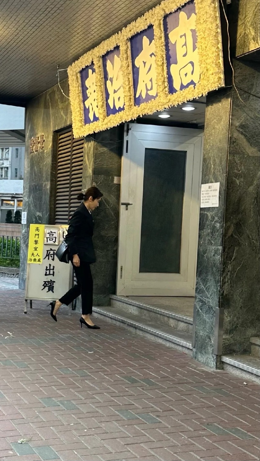 黎宣喪禮，黎姿和癱瘓弟弟現身送別姑媽，與表姐相擁而泣心情悲痛
