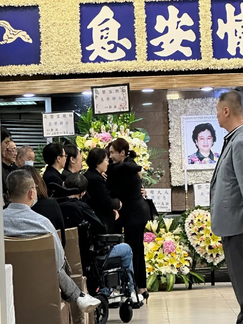 黎宣喪禮，黎姿和癱瘓弟弟現身送別姑媽，與表姐相擁而泣心情悲痛