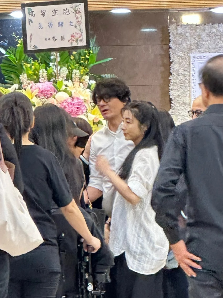 黎宣喪禮，黎姿和癱瘓弟弟現身送別姑媽，與表姐相擁而泣心情悲痛
