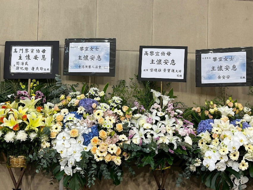 黎宣喪禮，黎姿和癱瘓弟弟現身送別姑媽，與表姐相擁而泣心情悲痛