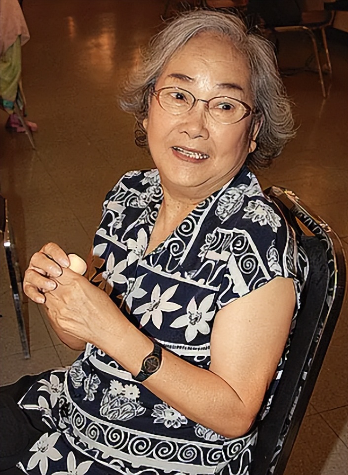 黎宣喪禮，黎姿和癱瘓弟弟現身送別姑媽，與表姐相擁而泣心情悲痛