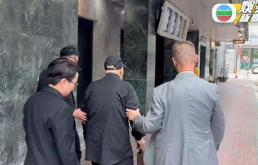 黎宣喪禮，黎姿和癱瘓弟弟現身送別姑媽，與表姐相擁而泣心情悲痛