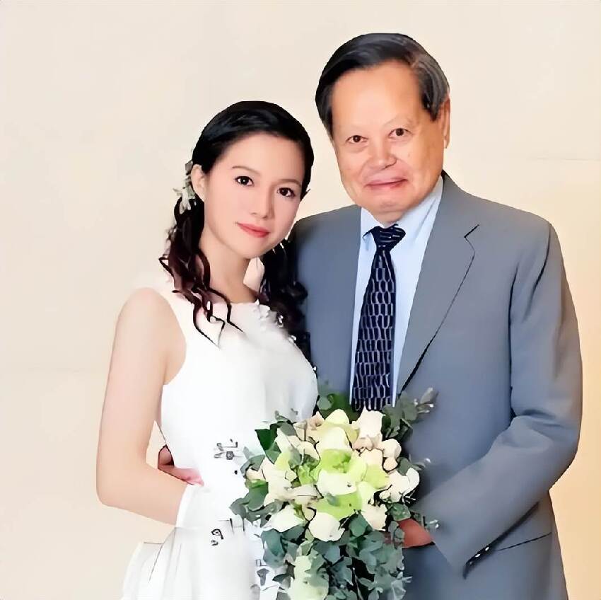 49歲翁帆也沒想到,丈夫楊振寧去世後,竟因「生前1個舉動」再次口碑暴漲!