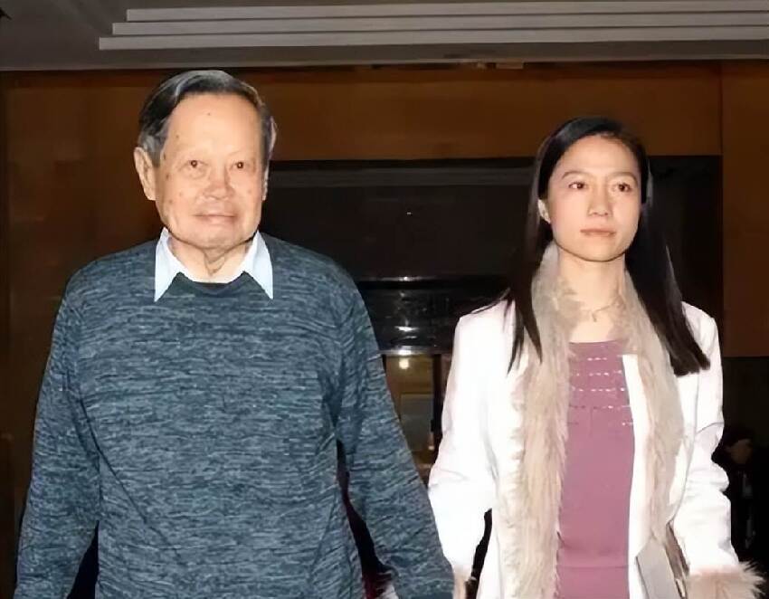 49歲翁帆也沒想到,丈夫楊振寧去世後,竟因「生前1個舉動」再次口碑暴漲!
