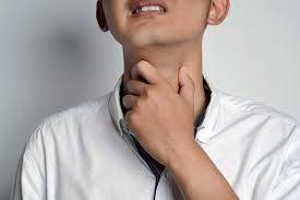 68歲男喉嚨不舒服！以為是咽炎「確診時卻是晚期」　醫生提醒：不要每天都喝「這種飲料了」