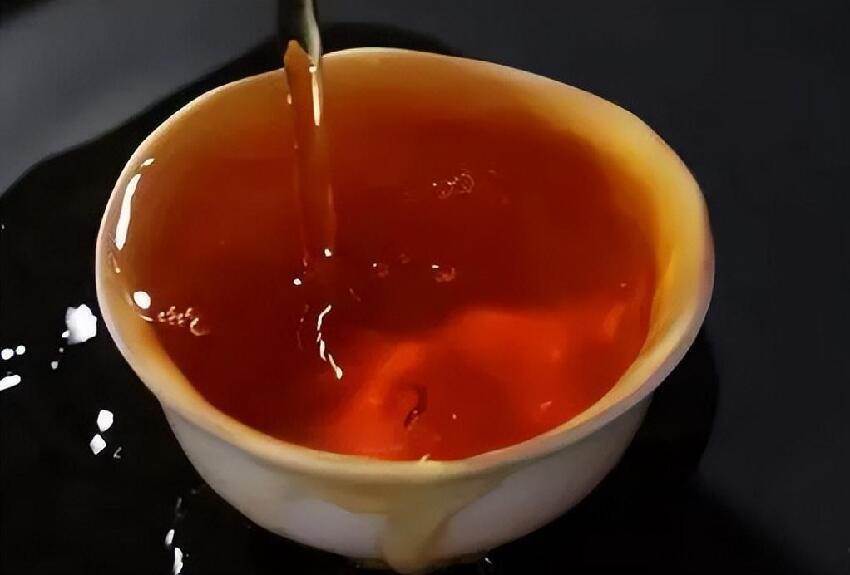 68歲男喉嚨不舒服！以為是咽炎「確診時卻是晚期」　醫生提醒：不要每天都喝「這種飲料了」