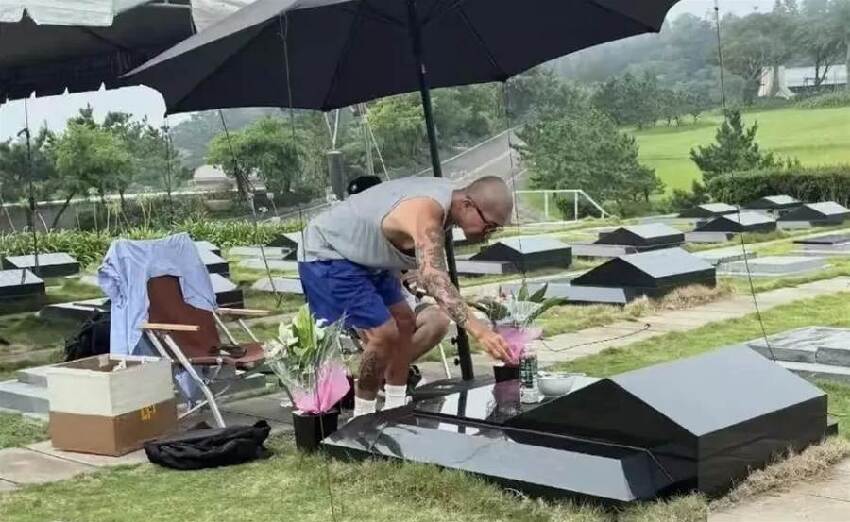 言承旭墓園祭拜大S！停13分鐘...不見具俊曄，卻看見「他1個遺留物」轉身瞬間淚崩：太殘酷